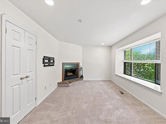 4th image of 14 Algonquin Ct
