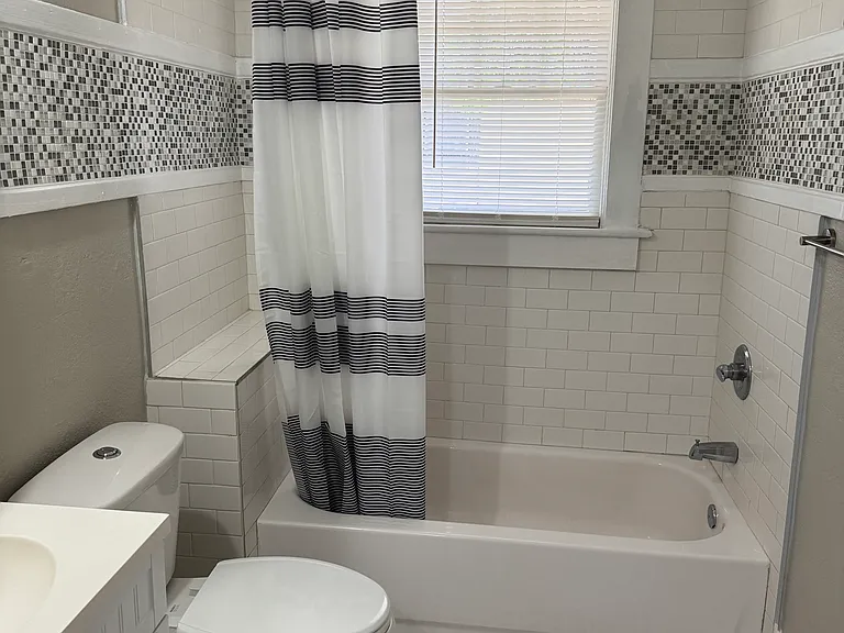 111 E 8th St #2 — Photo 5