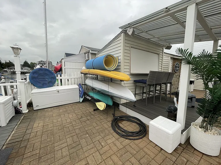 Sylvia Ln — Photo 32