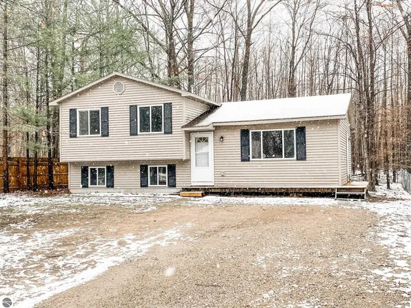 4777 Maplewood Dr, Lake Ann, MI 49650