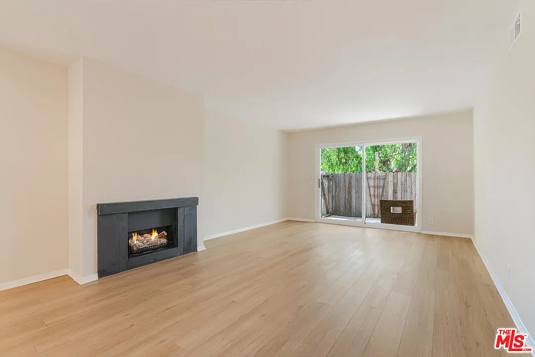 2 bed, 2.0 bath, 1118 sqft, $4,200 — Photo 2