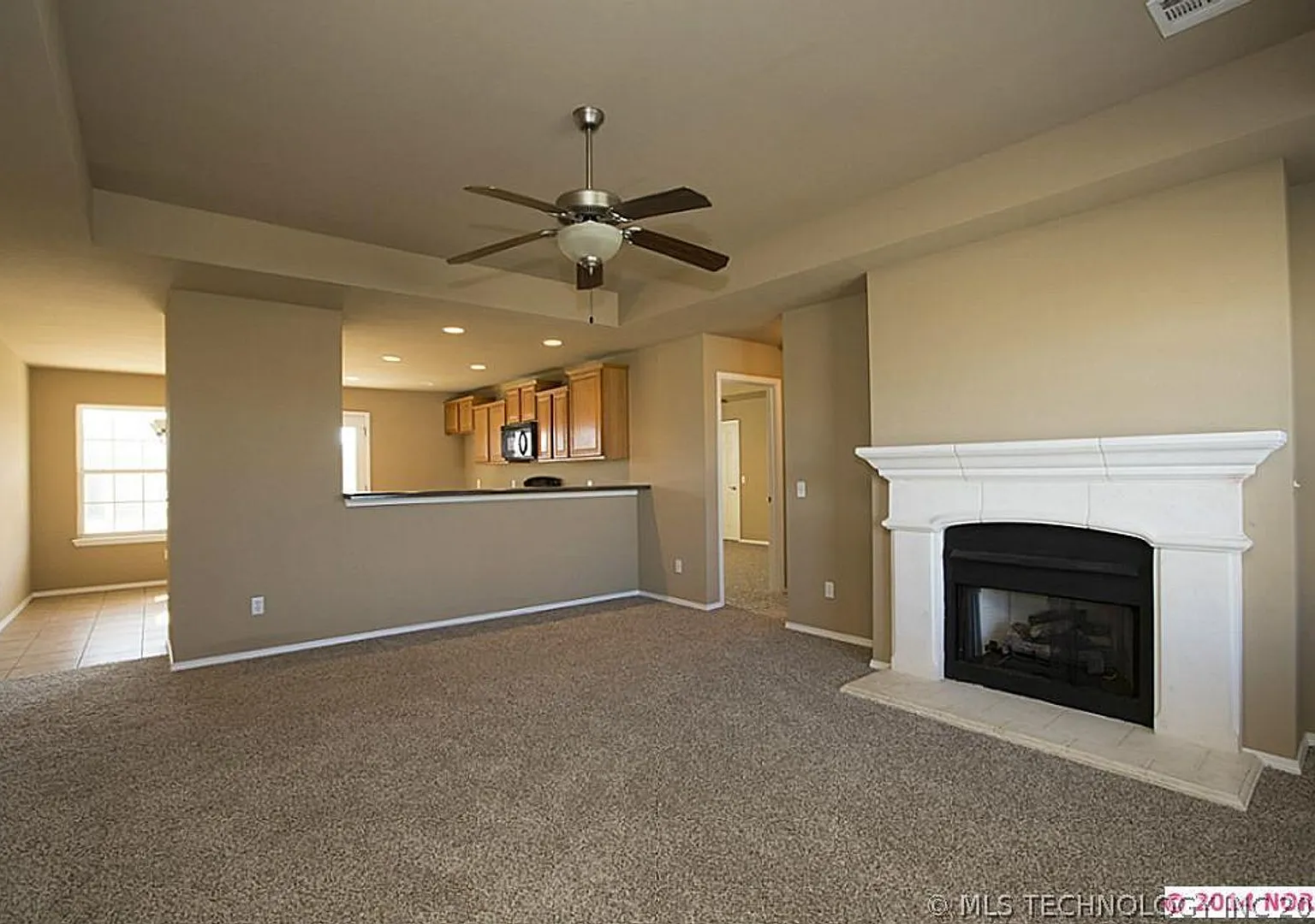 Beautiful 3 Bed 2 Bath Home with New Plank Flooring, 2 car garage and large backyard. — Photo 4