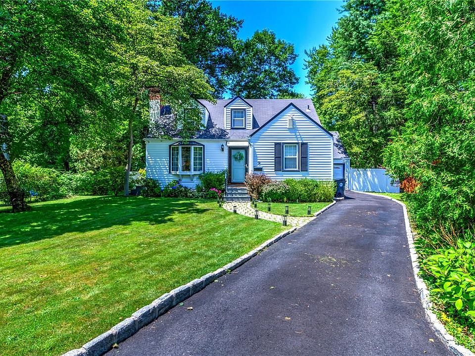 1st image of 9 Woods End Lane
