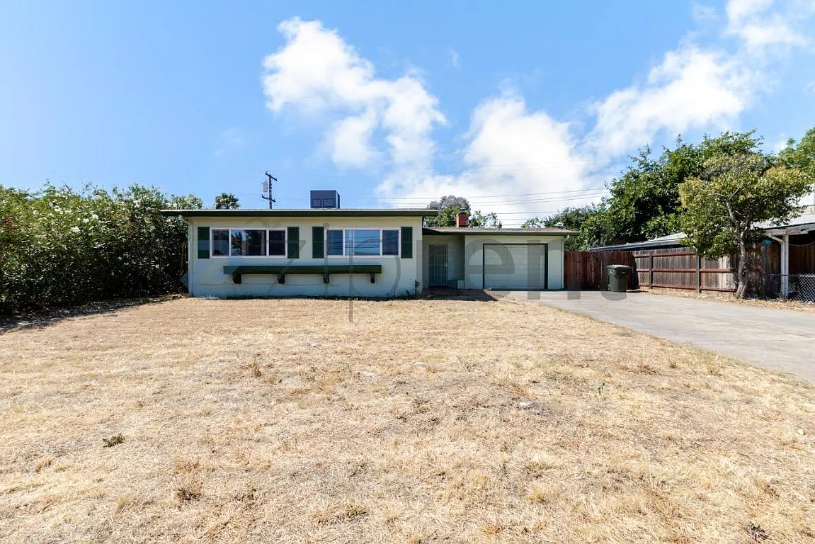 3 bed, 944 sqft, $2,300 — Photo 1