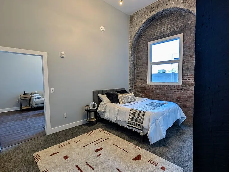 New South Side Apartments at 905 Bingham — Photo 7