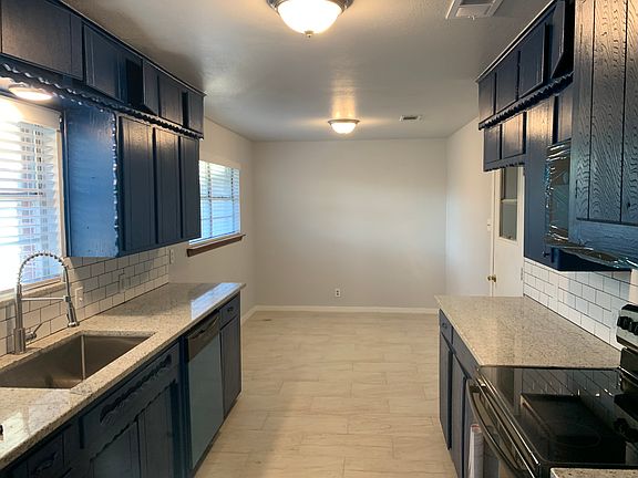 2nd image of 825 Oakwood Ave #1