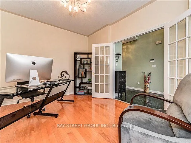 43 Larkmead Cres — Photo 2