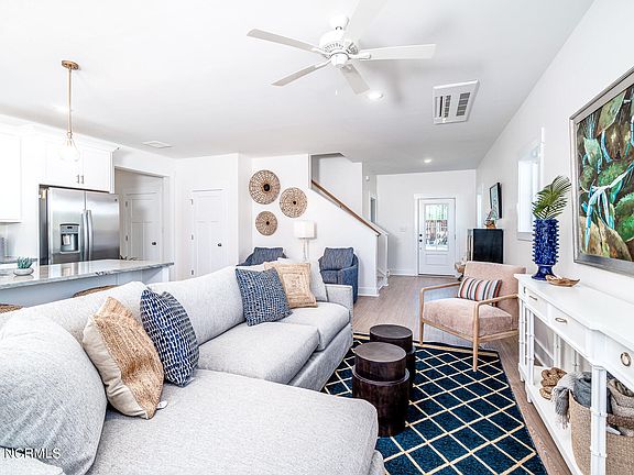 3rd image of 104 Live Oak Commons