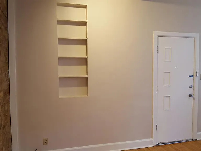 216 W Saint Paul Ave #2R — Photo 5