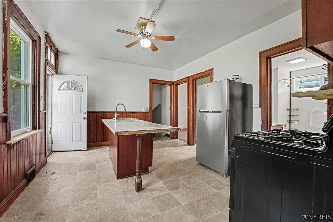 6 bed, 2.0 bath, 2576 sqft, $1,100 — Photo 4