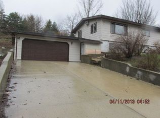 2124 Kensington Dr, Waukesha, WI 53188