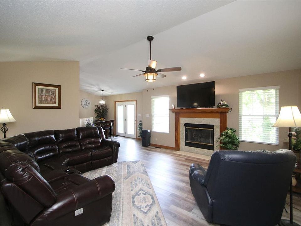 1325 Poplar St Highland IL Zillow