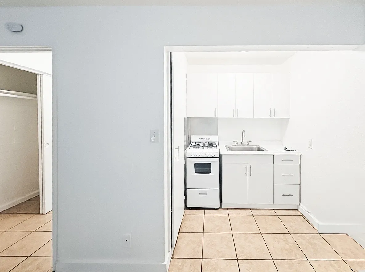 Studio, 400 sqft, $899 — Photo 3