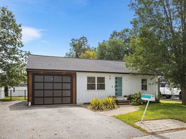 4 Porter Rd, North Reading, MA 01864