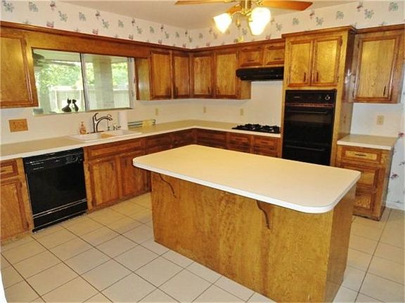 GREAT ISLAND KITCHEN! LOTS OF CABINETS!