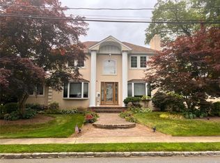 20 Carlton St, Malverne, NY 11565