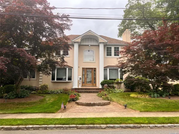 20 Carlton Street, Malverne, NY 11565