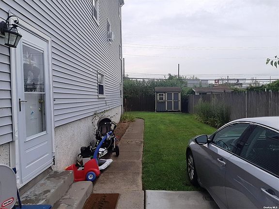 4th image of 121 Nassau Ln #1