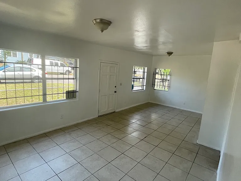 4526 Fairview St — Photo 11