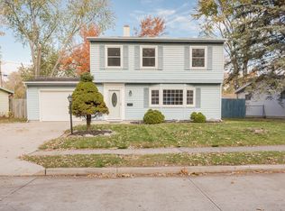 2220 Drake Dr, Fort Wayne, IN 46819