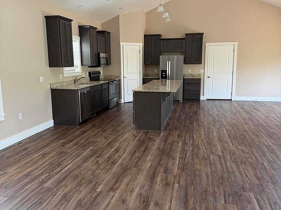 3rd image of 180 Grand Pointe