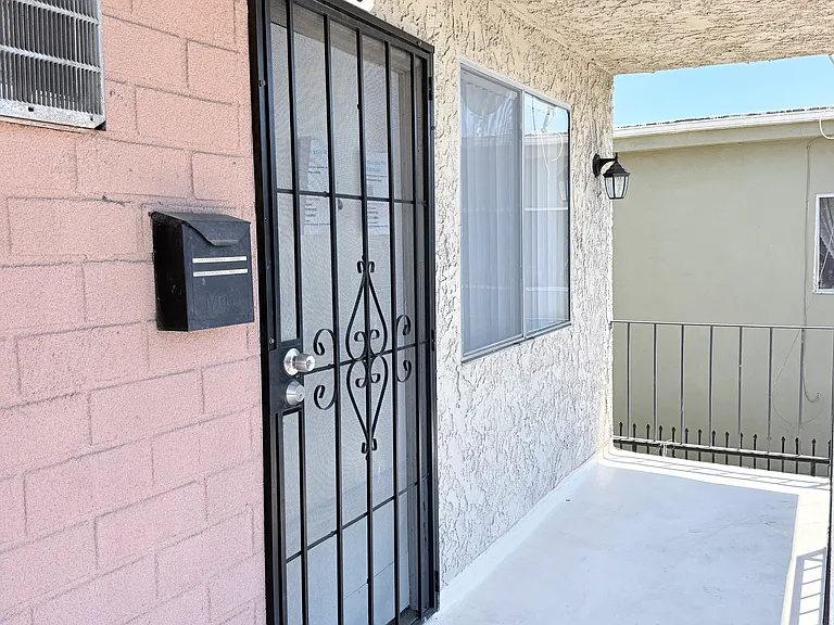 7355 Woodley Ave #8 — Photo 16