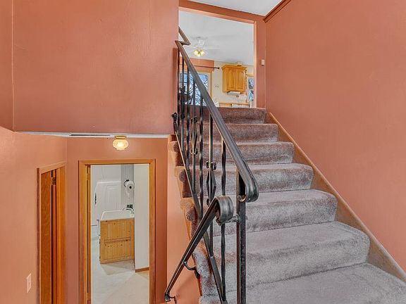 4th image of 11 N Renstrom St