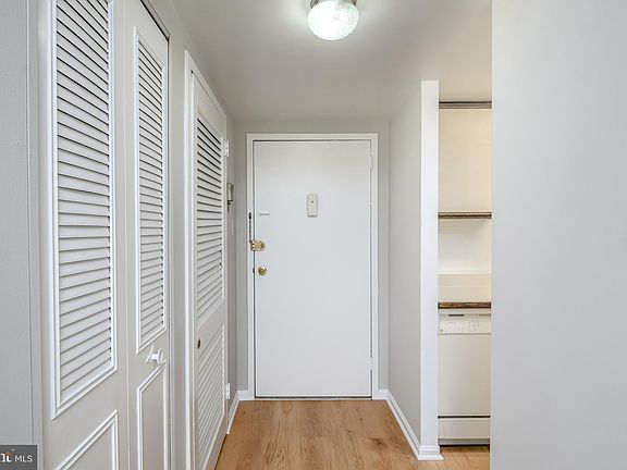 5th image of 1300 Army Navy Dr APT 413