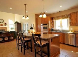 18 Hollowdale Farm Ln, Walpole, MA 02081