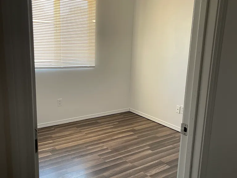 1112 S Clover Dr — Photo 7
