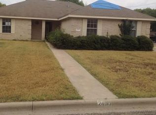 2400 Northlawn Dr, Taylor, TX 76574