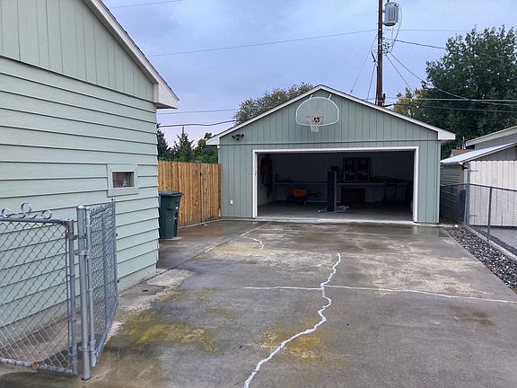 2nd image of 905 Cedar Ave