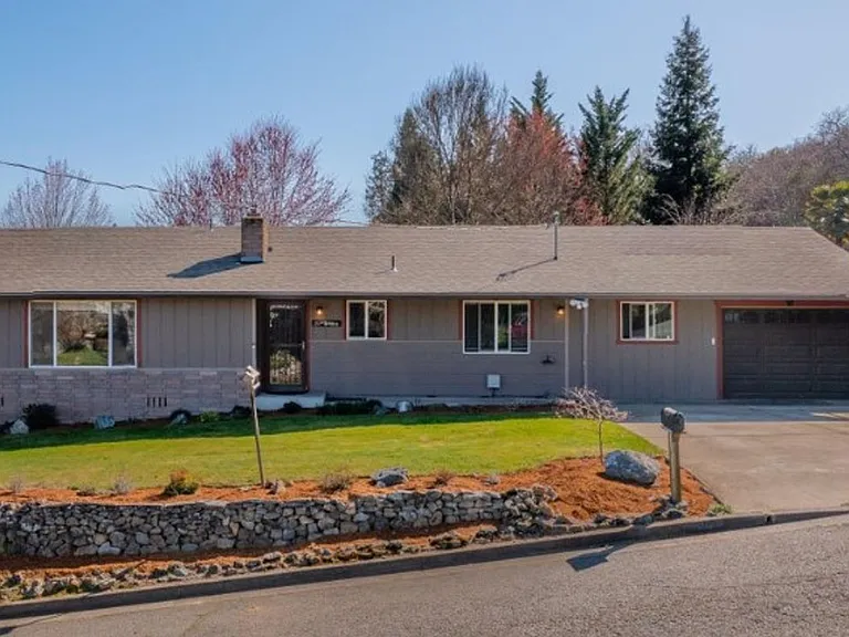 903 NW Hewitt Ln — Photo 1