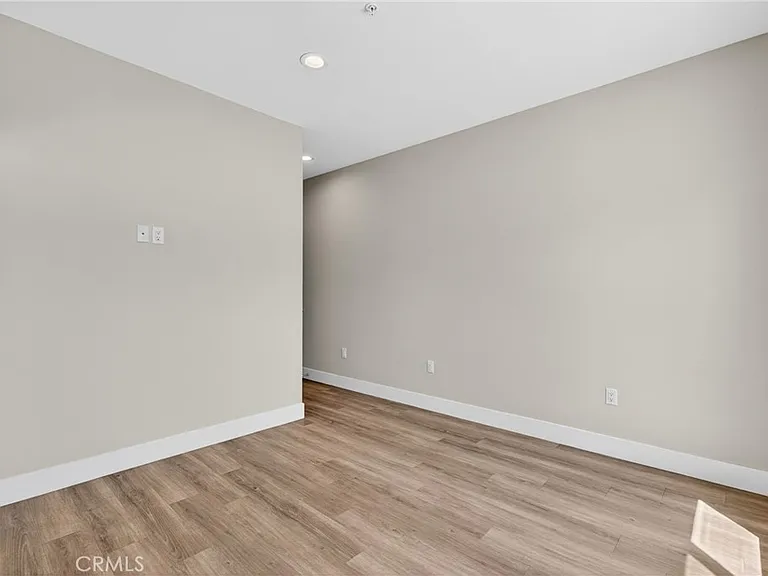 8414 Burnet Ave — Photo 17