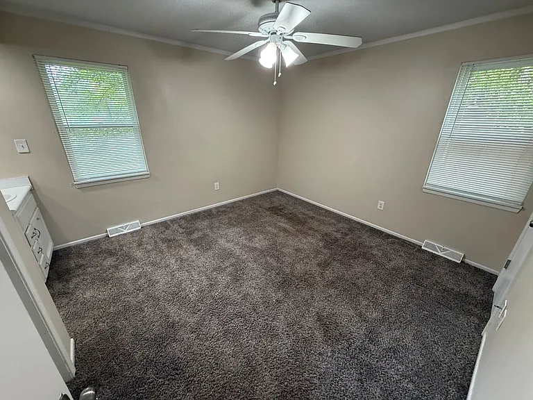 308 NE Lakeview Dr — Photo 13
