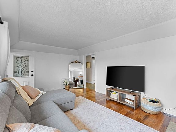 5th image of 46307 Riverside Dr