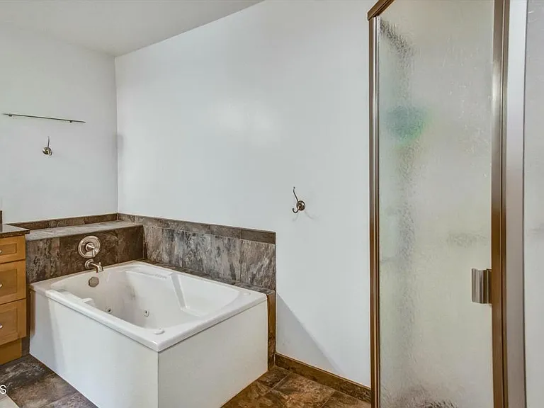 508 Village Rd — Photo 32