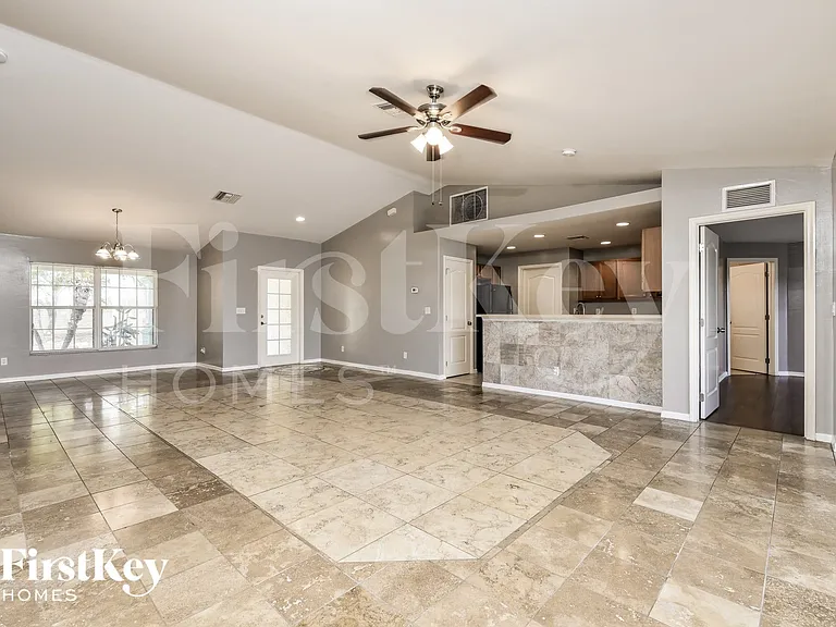 1035 NW 16th Pl — Photo 3