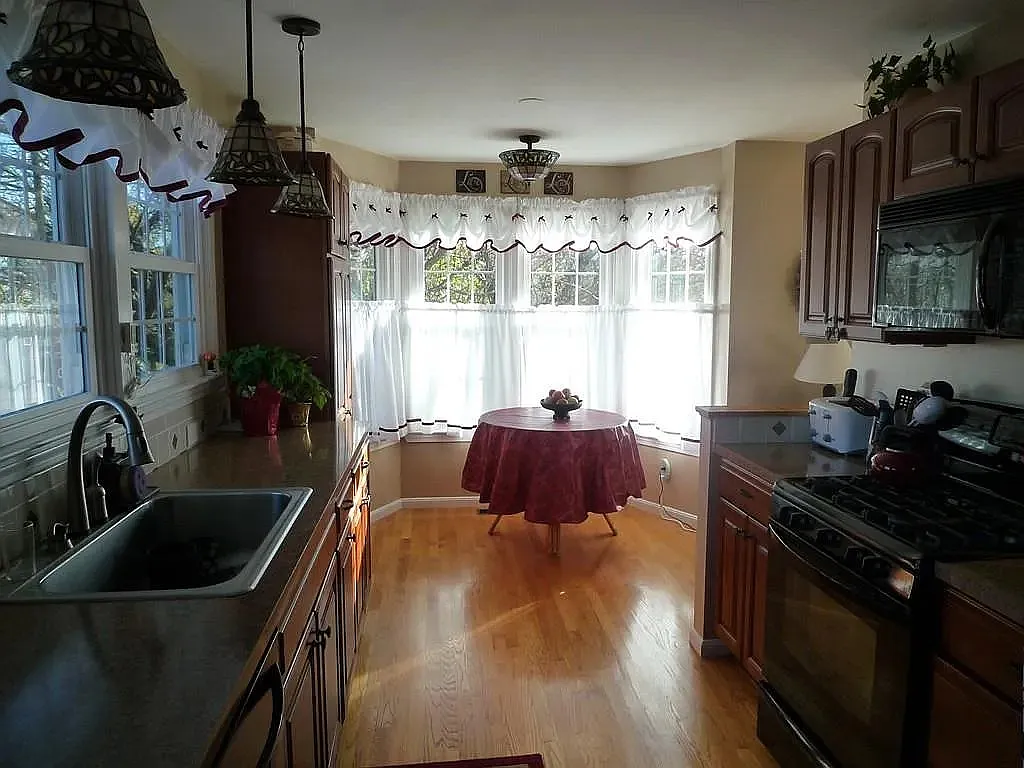2 bed, 1261 sqft, $3,300 — Photo 3