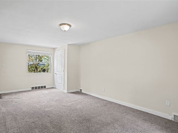 4th image of 8018 Lincoln Rd