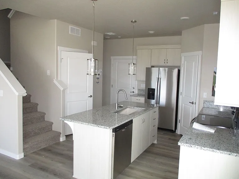 513 Hillsview Dr — Photo 6