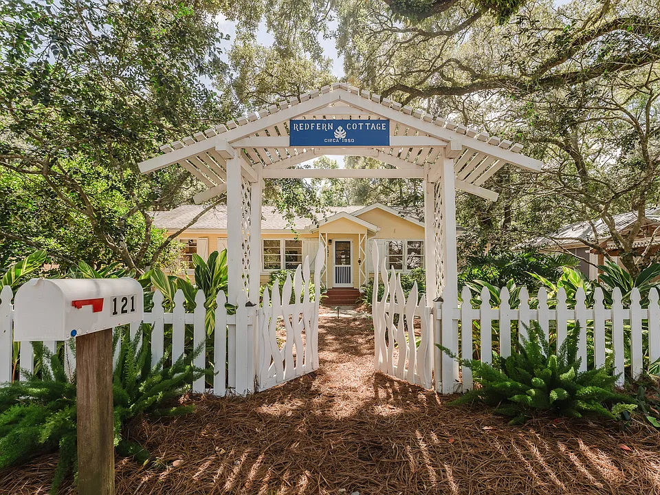 121 Redfern Dr