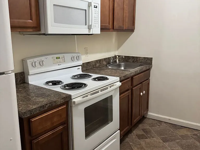 929 W Gordon St — Photo 8