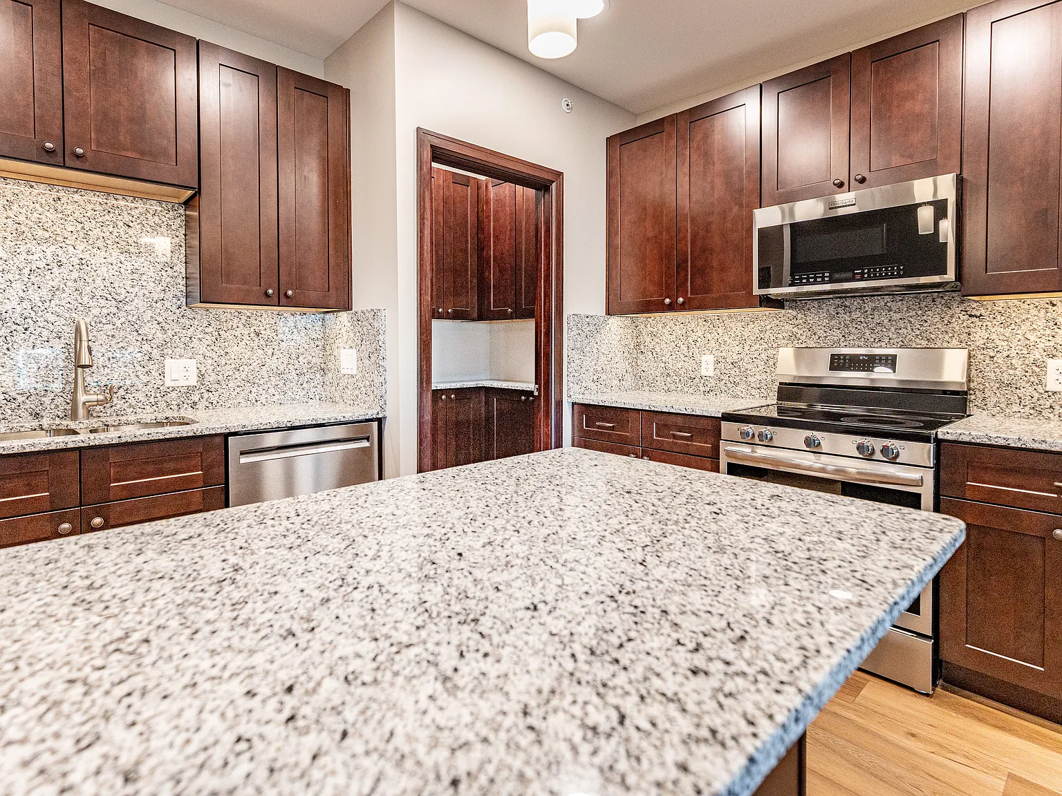 2 bed, 1.5 bath, 1100 sqft, $2,400 — Photo 4