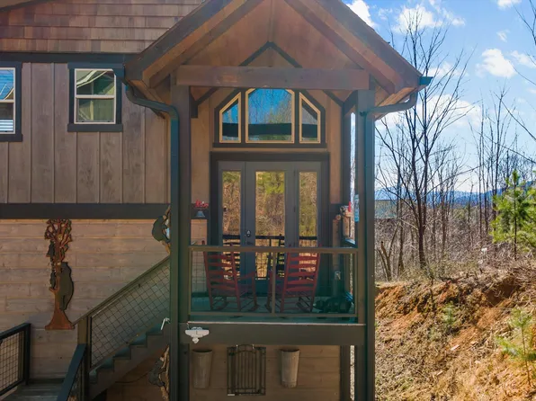 306 W Pinnacle Dr, Gatlinburg, TN 37738