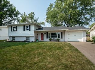 1110 Pinehill Rd, Bettendorf, IA 52722