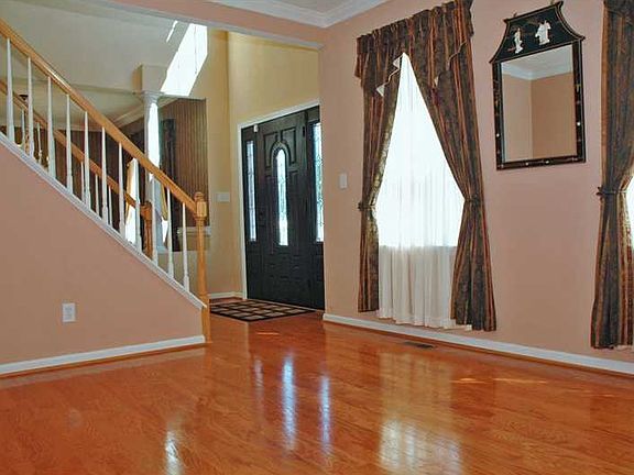 5th image of 913 Laconia Ct