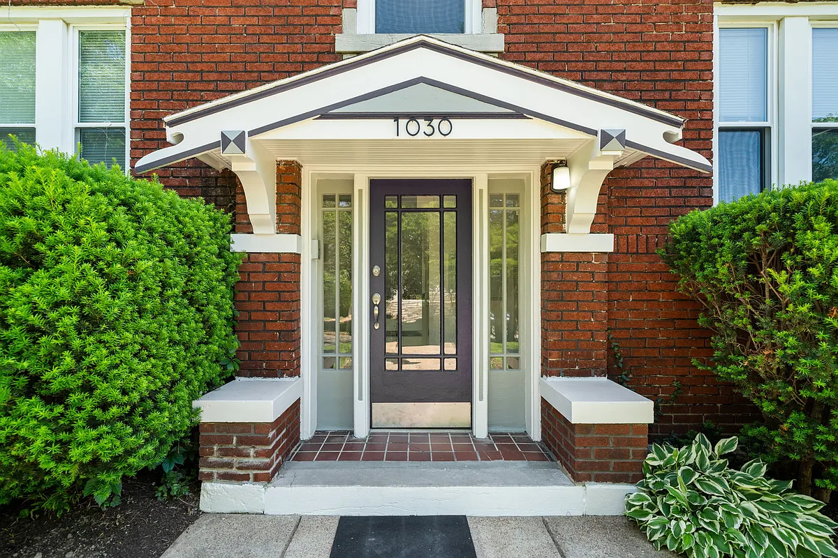 Building Photo - 1030 Commodore Dr #2S