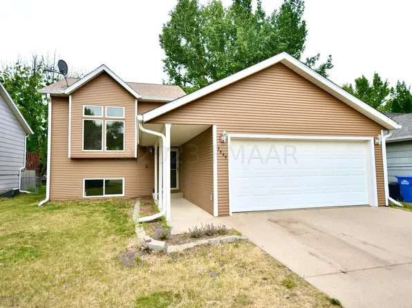 3449 18th St S, Fargo, ND 58104