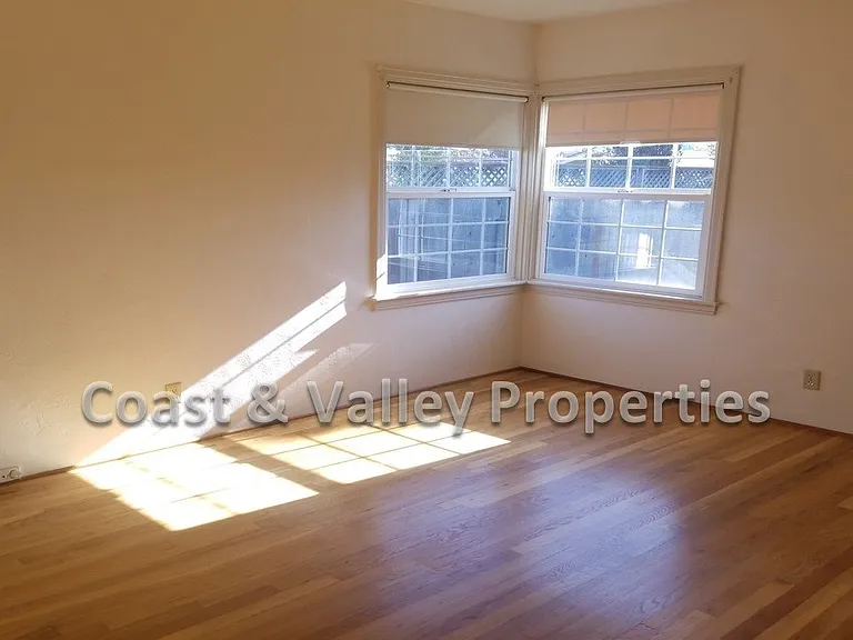 114 Lorimer St — Photo 6